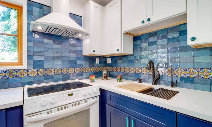 Woodland Hills Apartamento | Sleek Woodland Hills Retreat w/ Shared Pool & Yard