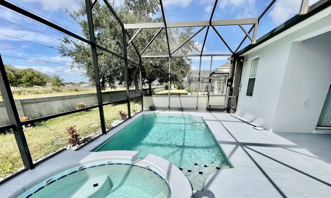 Trafalgar Village Casa | SLEEP 10 ,2 master bedrooms, family, kids friendly, high speed internet, RV/EV