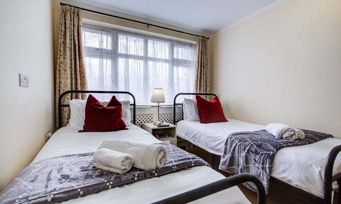 Ponders End Apartamento | London Sleep-2 Studio-Free Parking, Pet Friendly