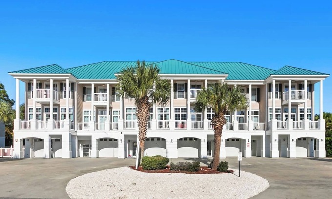 Long Beach Casa | Sleep 53 | 4 Units | Steps to Beach | Pool