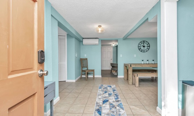 San Jacinto Apartamento | Sleep a Group of 7 in this Spacious Galveston Studio - Minutes to Beach!