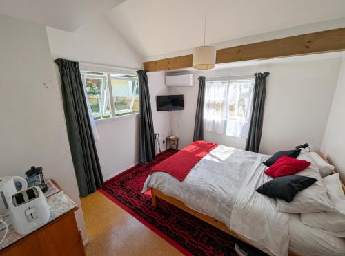 Hamilton Apartamento | Sleepout with bathroom and mini kitchenette