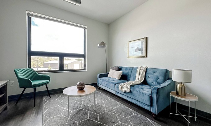 West Des Moines Apartamento | Sleepover: Lovely 1BD/1BA + High Ceilings - Des Moines