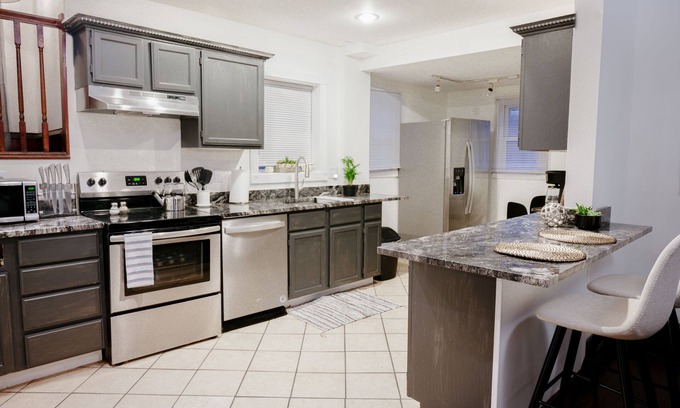 Southmoreland Casa | Sleeps 10, 5 Queen beds in heart of KC, close to downtown & Country Club Plaza