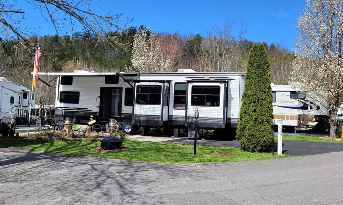 Gatlinburg - Pigeon Forge Casa | Sleeps 10 across from the GSMNP!