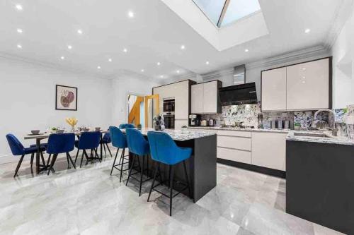 Loxford Casa | Sleeps 10, CINEMA TV , 2 baths, 10 mins to Stratford