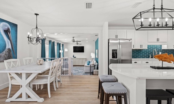 Mexico Beach Casa | Sleeps 10, Pet Friendly, Fully Fenced Back Yard!