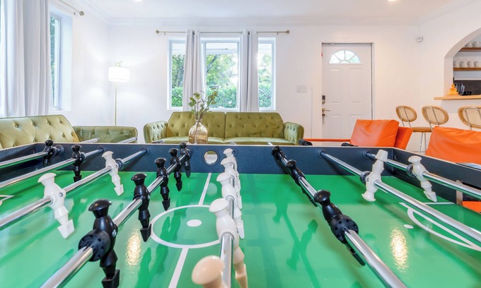 Wynwood Art District Casa | Sleeps 10 | Private Pool | Jacuzzi | BBQ | Games