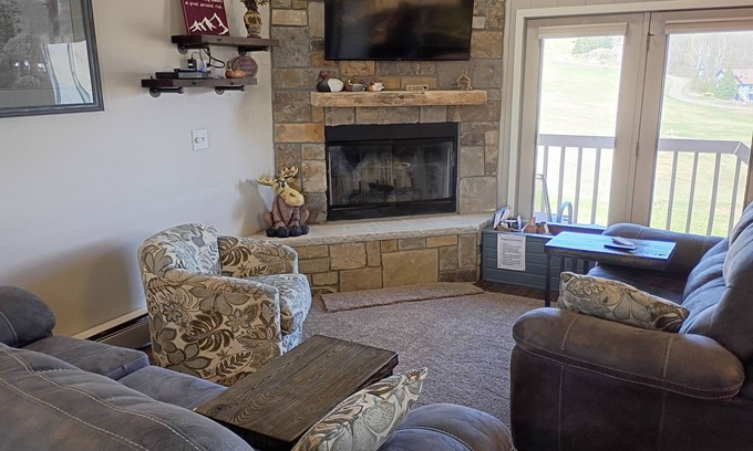 Upson Cabina | Sleeps 12 4BR/3BA Ski-in/Out Condo WiFi/AC/Lake/ATV/Hike/Snowmobile-Dog Friendly