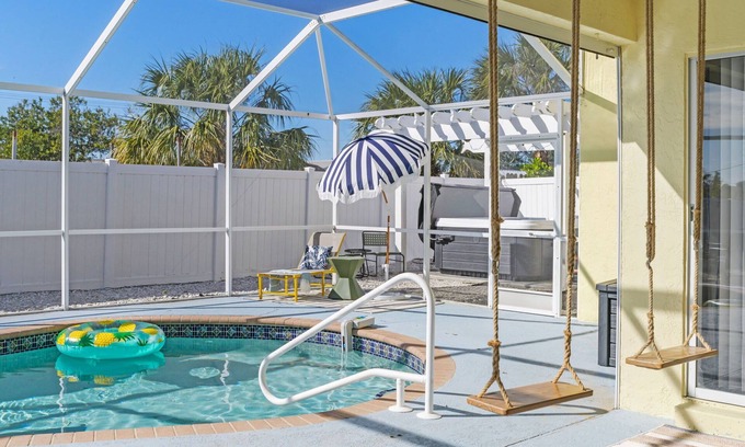 Palma Sola Casa | Sleeps 12~Covered Pool~Hot Tub~BBQ~Putt Putt