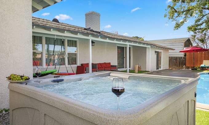 East Hemet Casa | Sleeps 12 - Hot Tub - Pool - Game Room & Fire Pit