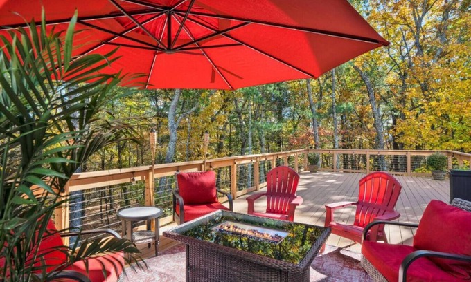 East Stroudsburg Apartamento | Sprawling Gem w/Bar, Game Rooms, Sauna & Firepit