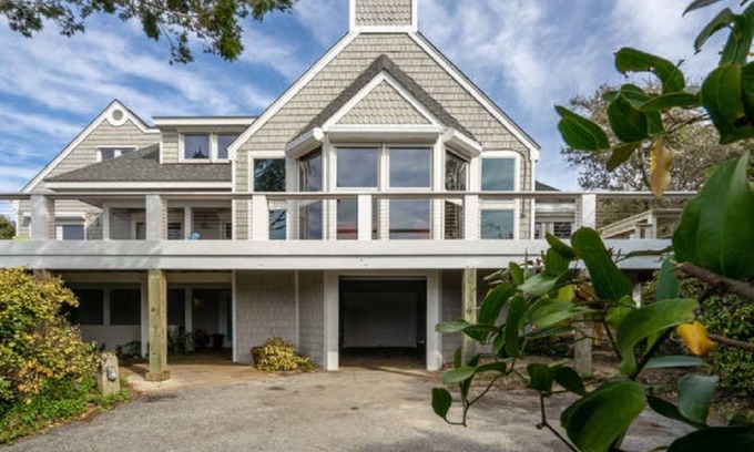 Bald Head Island Casa | Sleeps 14 in 5BR, Ocean Views, Steps to Beach, Pet Friendly, BHI and Shoals