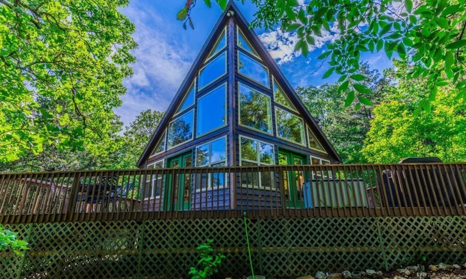 Cassville Casa | Sleeps 14-Marina, Pool, Roaring River & Table Rock