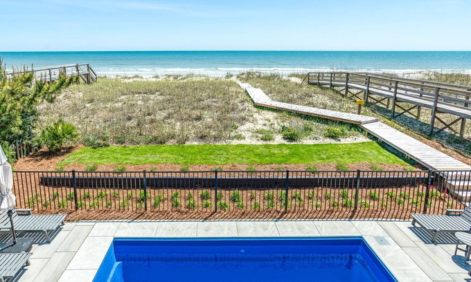 Carolina Beach Casa | Sol de Mar: frente al mar, piscina, acceso a playa privada, nueva unidad contemporánea de 5 dormitorios.