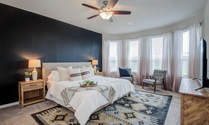 Klein Casa | Sleeps 16 + 6 BR House + Spacious Yard + Pool Table