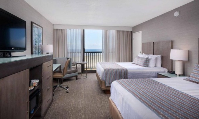 Newport Casa | Sleeps 16! Four Units! Oceanview, Pool Close to Oregon Coast Aquarium!