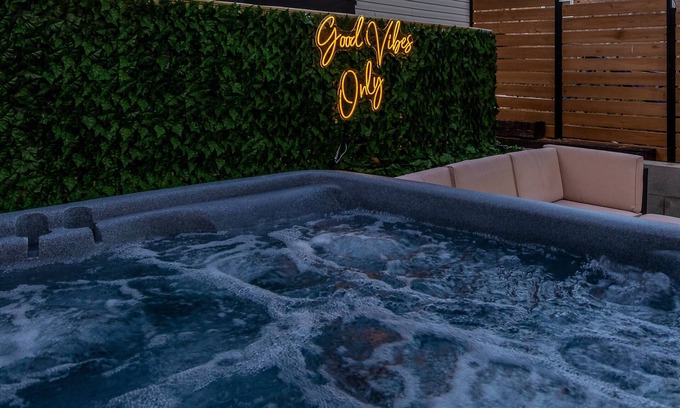 High Point Casa | Sleeps 17;2 mins from HPU; Hot Tub; Great for FurnitureMarket