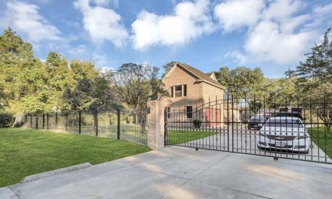 Humble Casa | Sleeps 18+.10 mins from IAH. Big Pool Events & Parties Allowed