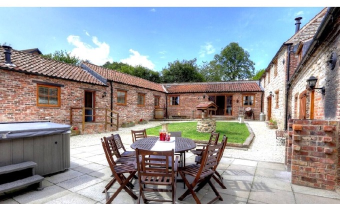 Hunmanby Cabaña | Sleeps 18 complex with private pub and hot tub - Please contact us for a price!