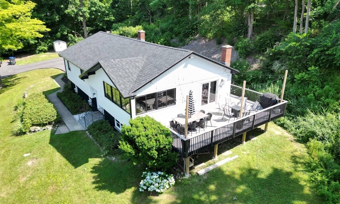 Brookfield Casa | Sleeps 18! Dock, Lake access, pool table, 2 kitchens, Large area to entertain.