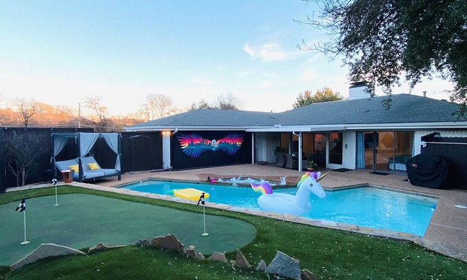 Lake Highlands Casa | Sleeps 18 & Heated Pool & MiniGolf by Uptown Dallas