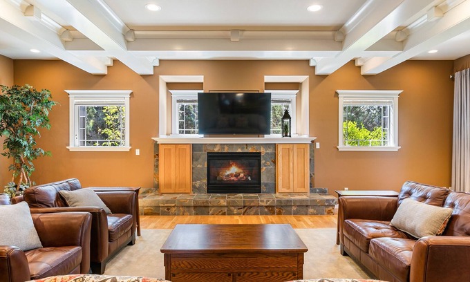 Bend Casa | Royal Oak Manor, Lrg private home/yard, sleeps 18