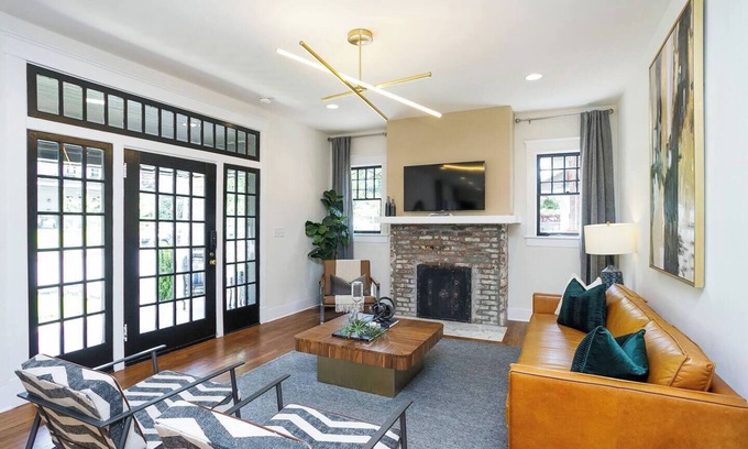 Hillsboro Village Casa | Sleeps 18! Hot tub-Walk to Cafes