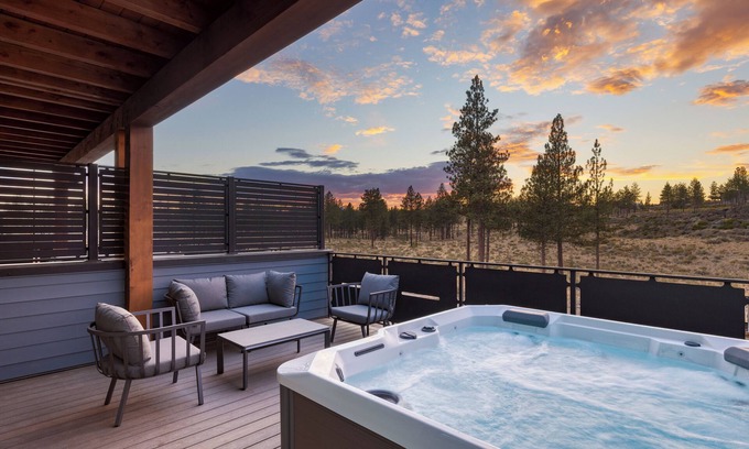 Bend Casa | Sleeps 20, 4 Units | 10BDR, Hot Tub, Near Old Bend + DT | Aerie by AvantStay