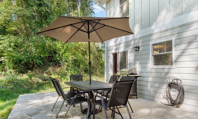 Asheville Casa | Sleeps 20, Entire Duplex | Private Patio | 6 Minutes to Downtown Asheville
