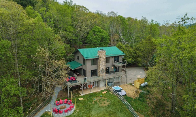 Fairview Casa | Sleeps 20! Hot Tub~Outdoor Theater~Putt Putt~Games