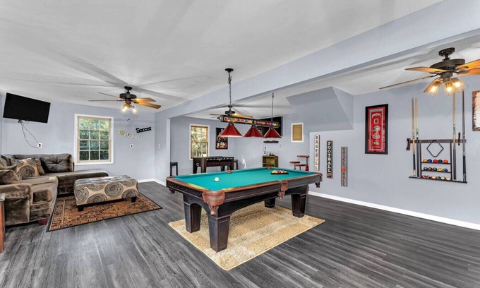 Augusta Apartamento | Sleeps 20! Hot Tub - Walk to the Masters - Game Room - Gym