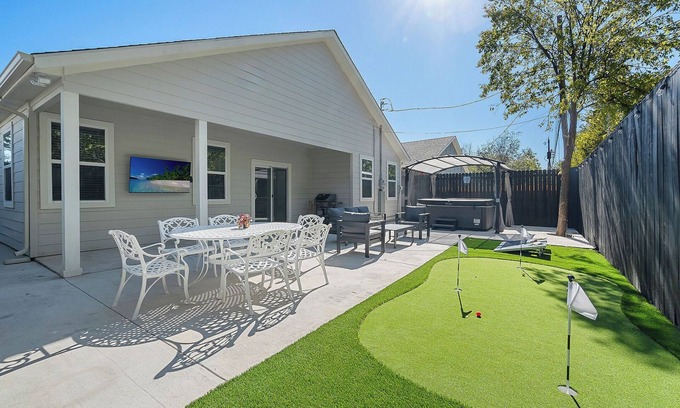 Fort Worth Casa | Sleeps 20 in FW Stockyards w HotTub & MiniGolf