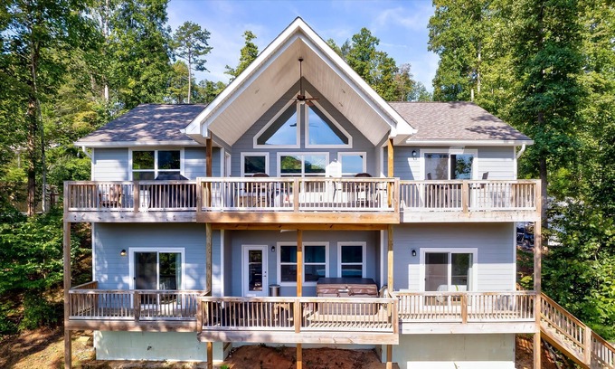 Lakeside Estates Cabina | Sleeps 20 ~Lakefront~Dock~HotTub~Firepit
