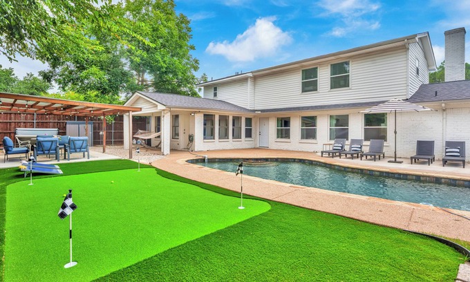 North Richland Hills Casa | Sleeps 20 w Heated Pool & HotTub by Stockyards DFW