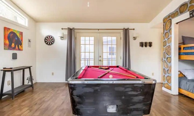 Oakhurst Casa | Sleeps 22 Pool table Hot Tub shuffle board darts