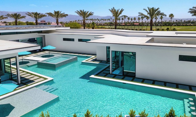 Indio Villa | Sleeps 23 | Pool, Firepit & Putting Green | Minutes to Golf | Bravo Villa #7
