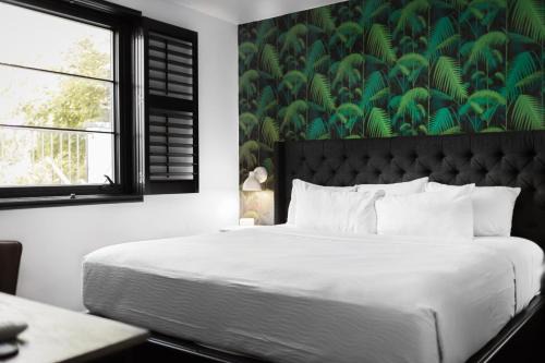 Rutledge Hill Casa | Sleeps 24 12 Suites in Walkable SoBro Near Downtown – by AvantStay