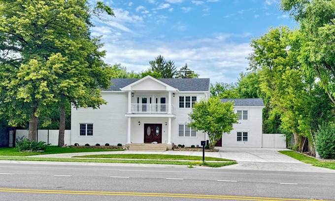Des Plaines Casa | Sleeps 24+ Luxury house Near Chicago 12 king beds