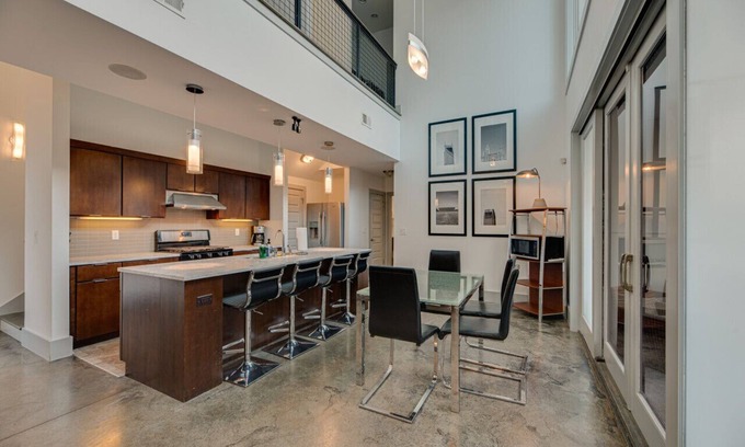 Edgehill Casa | SLEEPS 24!!!!; SIDE BY SIDE UNITS; HOTTUB; DOWNTOWN!!