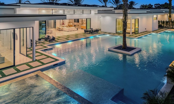 Indio Casa | Sleeps 25 | 2 Luxury Villas w/Pool + Spa, Putting Green | Bravo by AvantStay