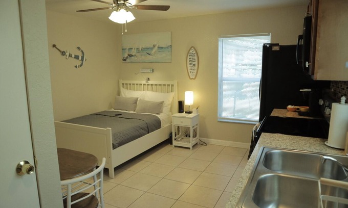Lakeland Apartamento | Sleeps 3...Coastal Beach Theme Studio right off I-4, close to Downtown Lakeland.