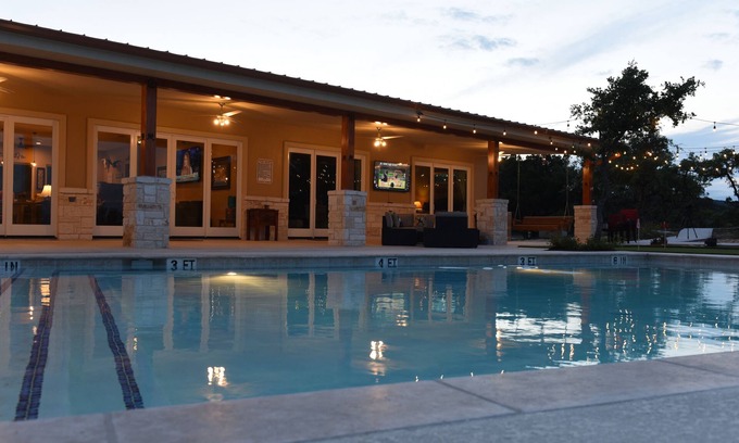 Utopia Casa | Capacidad 33, piscina privada y putting green, a 10 minutos del parque estatal Garner, Frio Riv.