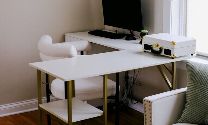 Irving Park East Apartamento | Chicago Chic: Cozy 1BR with Stylish Workspace