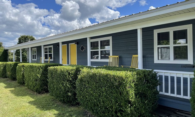 Cassville Condominio | Sleeps 5 (unit 4A), pool, next to Big M Marina, 15 min to Roaring River