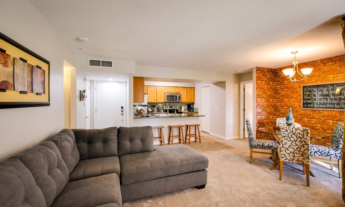 Tempe Condominio | Capacidad para 8 personas, condominio completamente amueblado - ¡Excelente precio, ubicación perfecta!