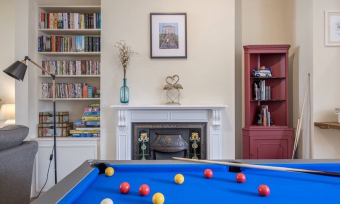 York Casa | Sleeps 6 Central York 5★Townhouse Parking Courtyard + Pool Table