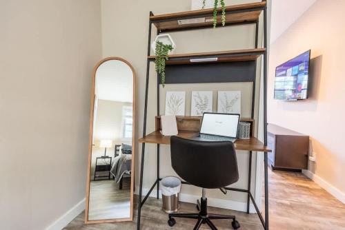 Salemtown Apartamento | Sleeps 6-Full Kitchen-4 Beds-Big Couch-OfficeSpace