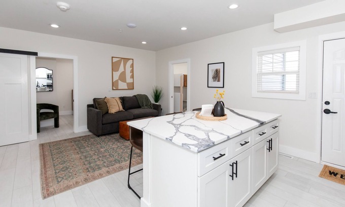 Sandusky Condominio | Sleeps 6! Modern & Upgraded Boutique Condo