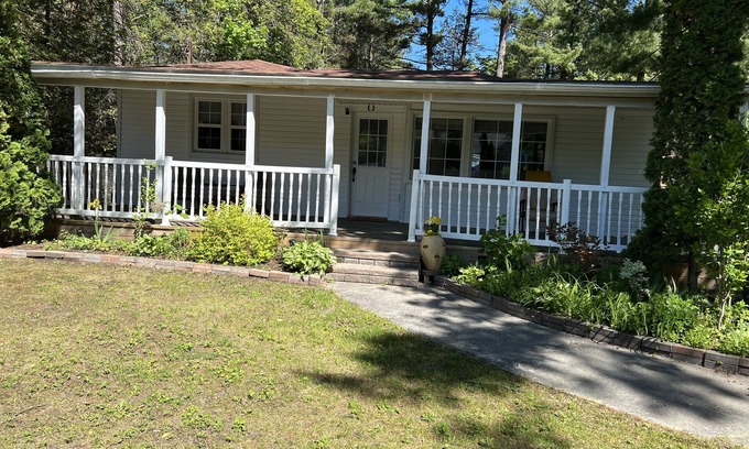 Wasaga Beach Cabaña | Sleeps 6 people walking distance to the beach, affordable monthly rental.